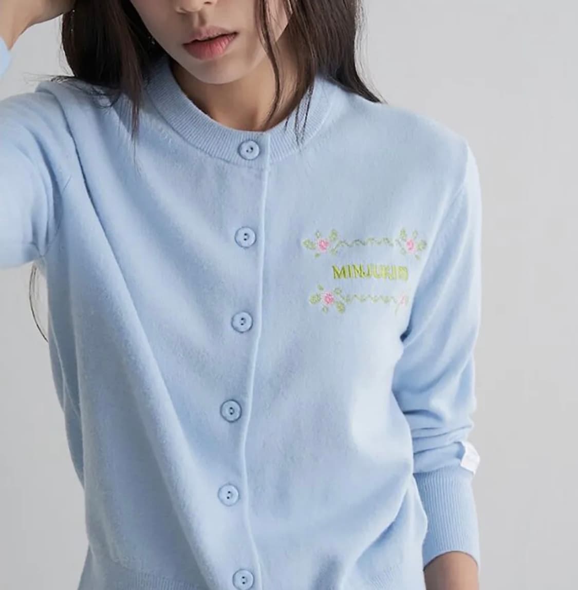 민주킴 x 에잇세컨즈 자수 긴소매 가디건 하늘색 상품이미지1