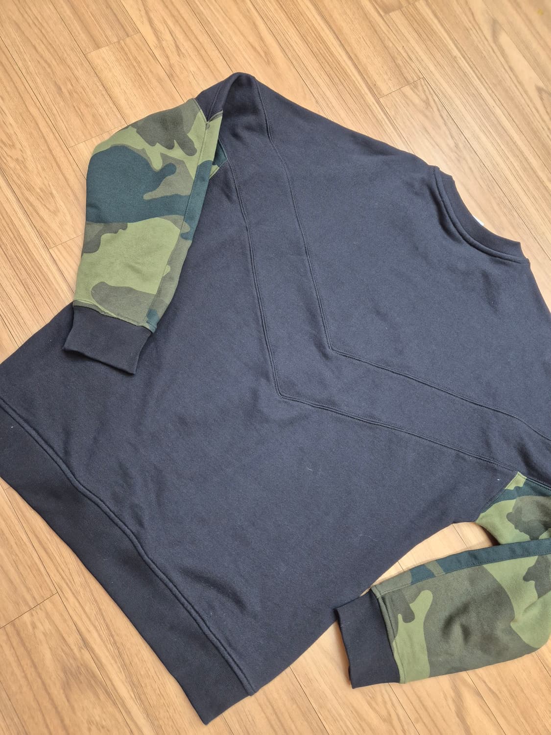 아디다스 카모 크루 맨투맨 2XL사이즈 판매합니다. 팔 부분에 카모 패턴 상품이미지2