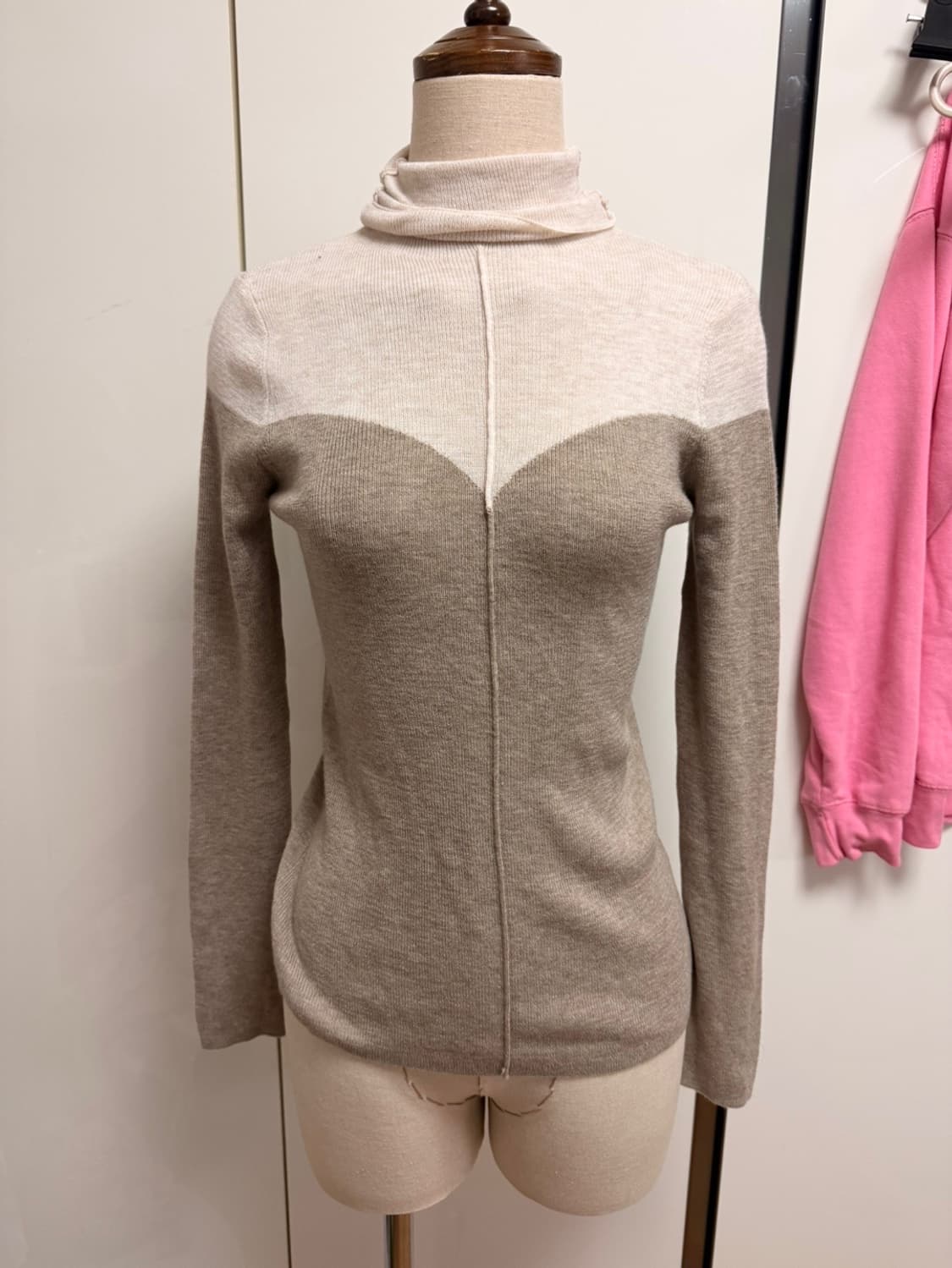 로썸제이 하트넥 배색 폴라니트티 상품이미지3