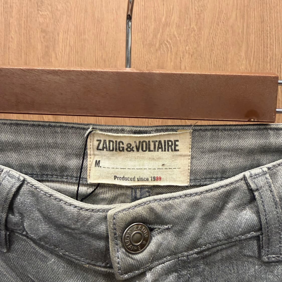 자딕앤볼테르 슬림핏 레더 코팅 데님 팬츠 로고 디테일 라이트 그레이 상품이미지6