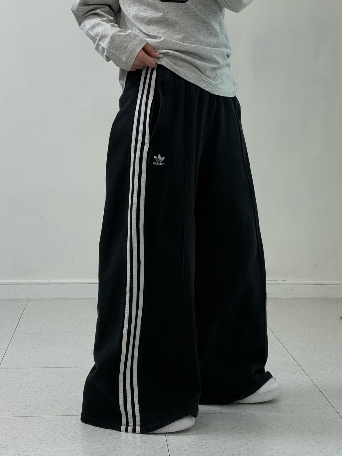 아디다스 블랙 와이드 스웻팬츠 상품이미지2