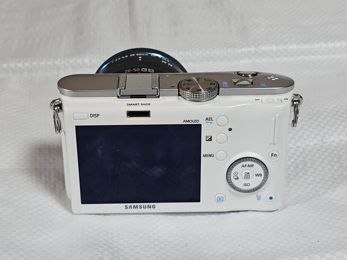 삼성 NX100 미러리스 카메라와 20-50mm 번들 렌즈 상품이미지5