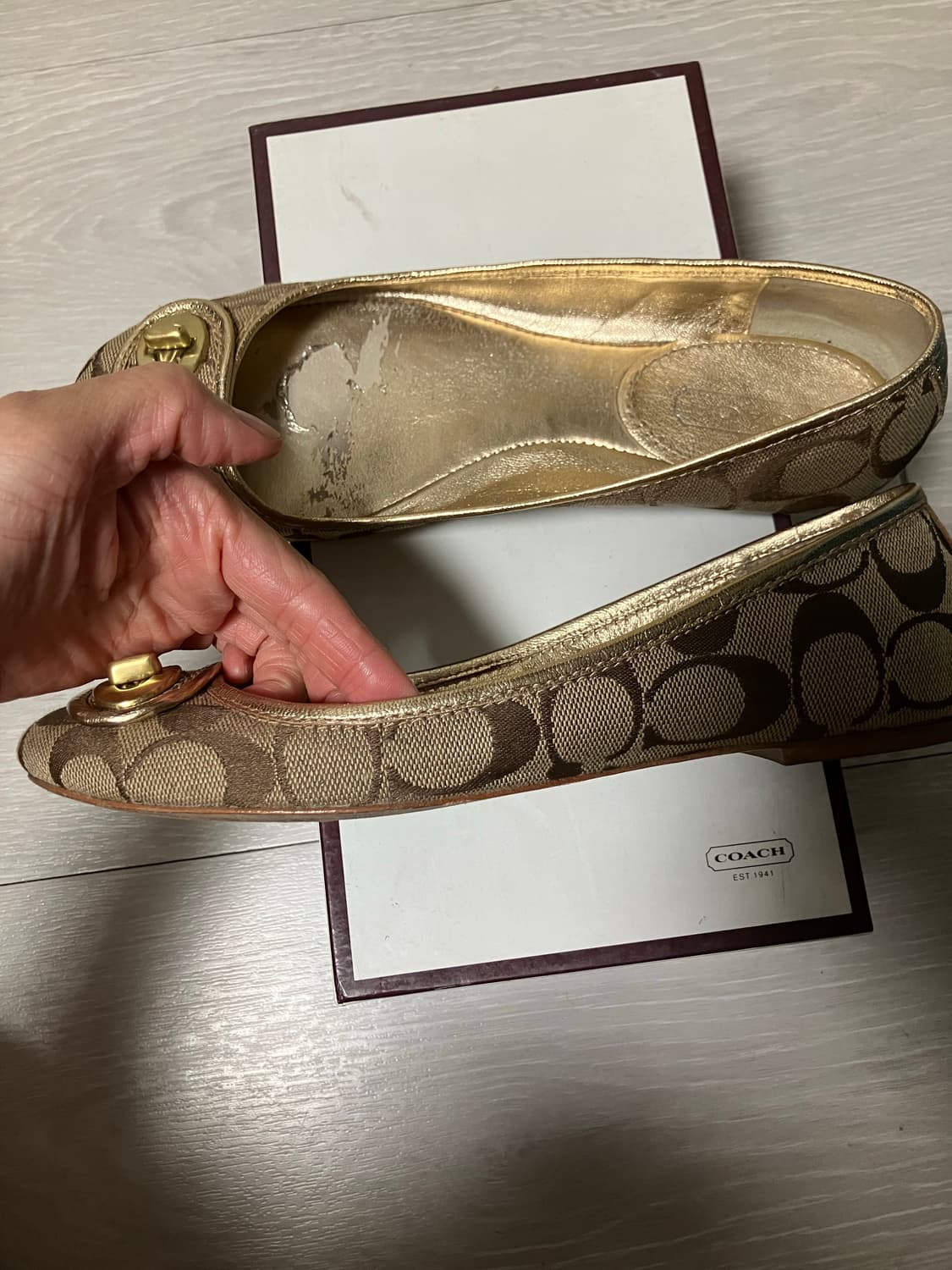코치 턴락 시그니쳐 모노그램 골드 플랫 슈즈 6 상품이미지3