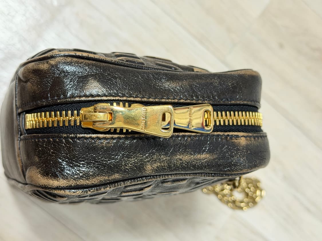 미우미우 엠보싱 로고 체인 숄더백 샌드커피 상품이미지8