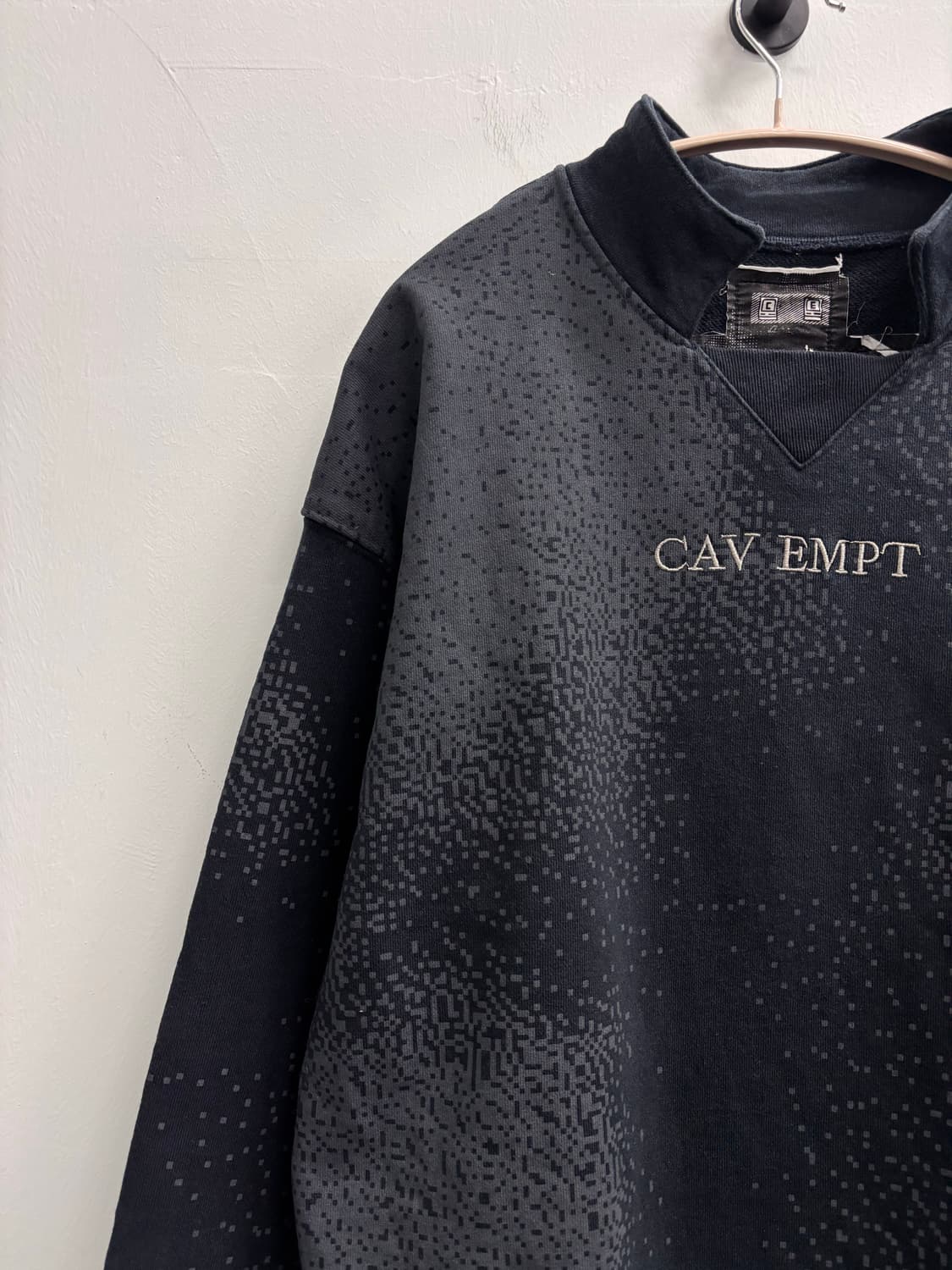 카브엠트 CAV EMPT 크루넥 맨투맨 블랙 상품이미지3