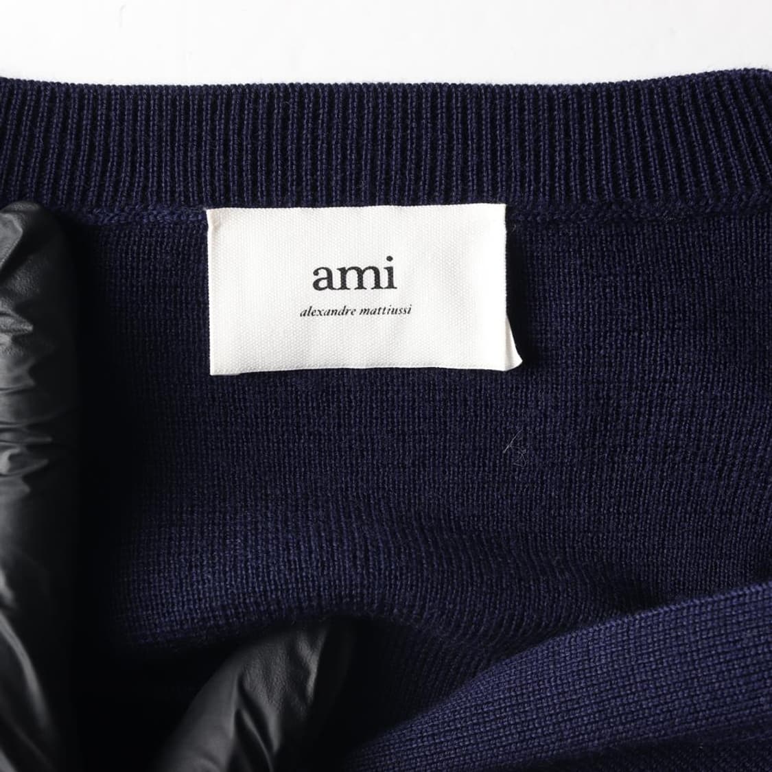 [M]ami아미 23FW 울100% 네이비 로고 브이넥 숏 니트 가디건
 상품이미지6