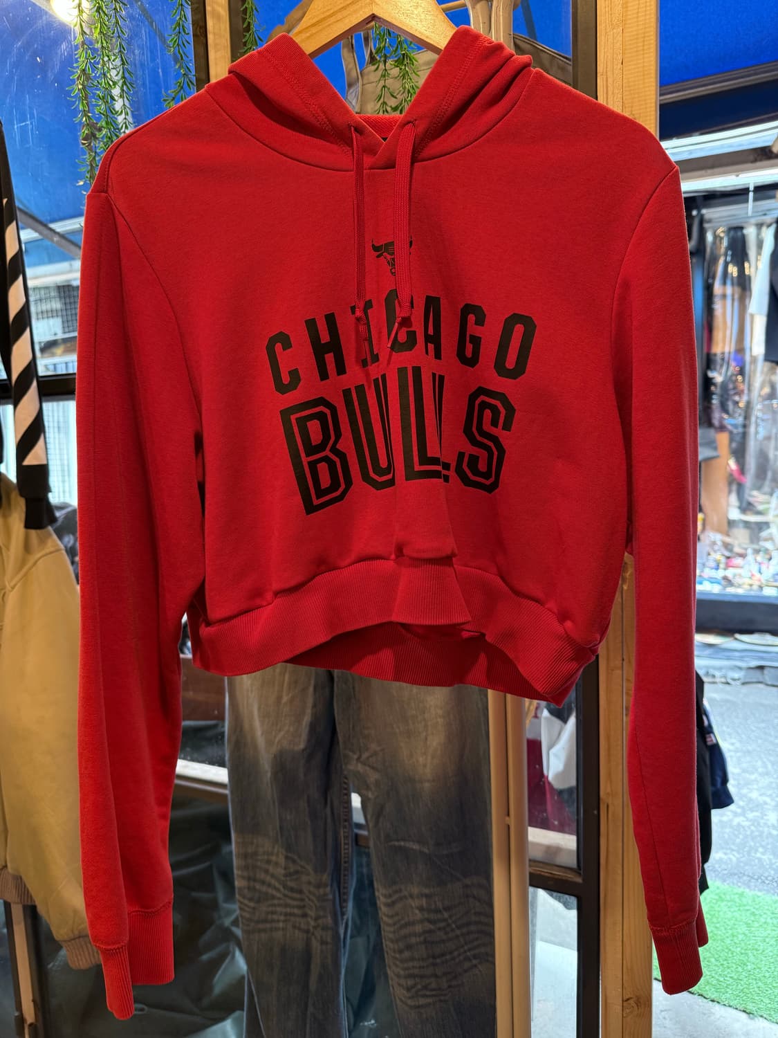 아디다스 시카고 불스 크롭 후드티 상품이미지1