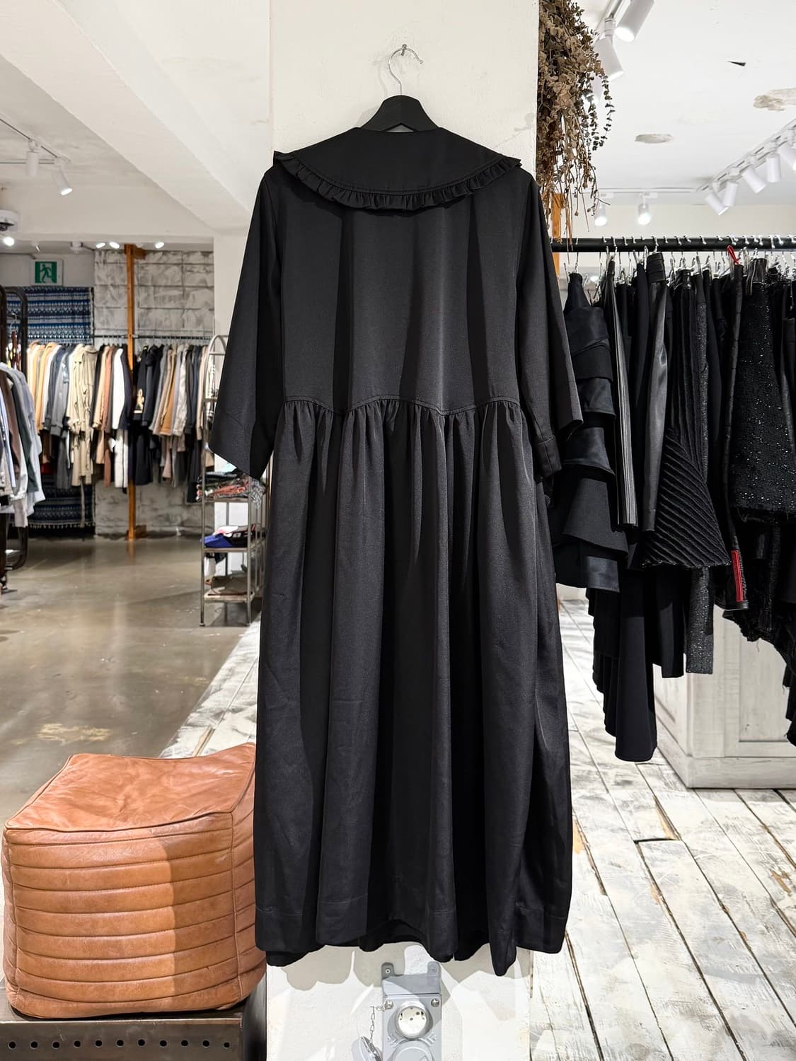 가니 블랙 프릴 카라 랩 롱 원피스 상품이미지4