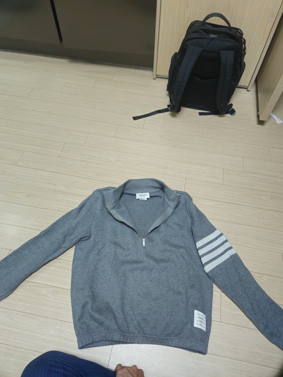 톰브라운 완장 하프집업 상품이미지1