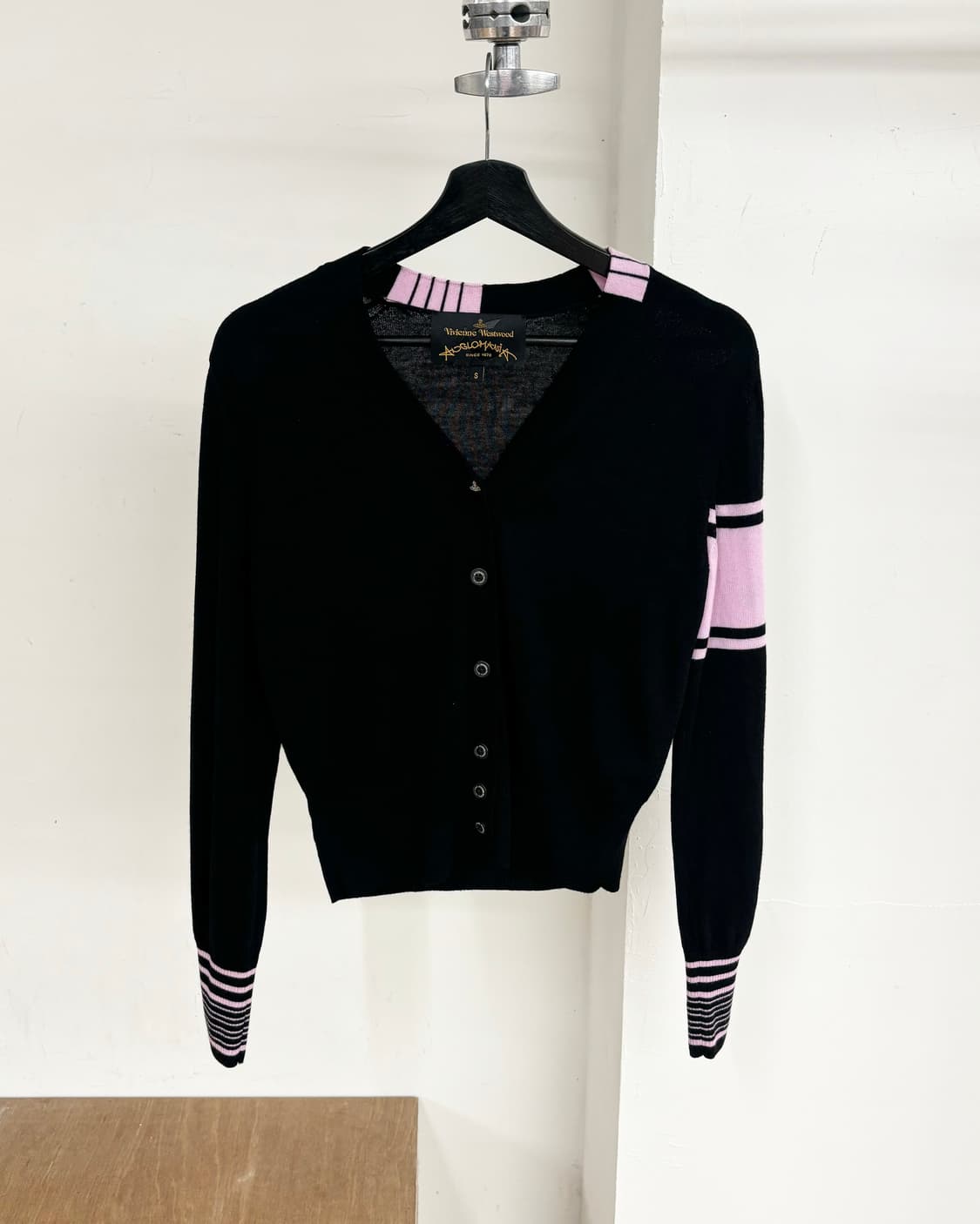 비비안 웨스트우드 블랙 핑크 브이넥 가디건  상품이미지1