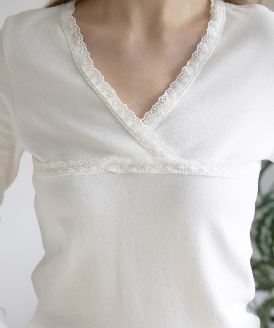 레터프롬문 V-Neck Lace Wrap T-Shirt ( White ) 상품이미지2