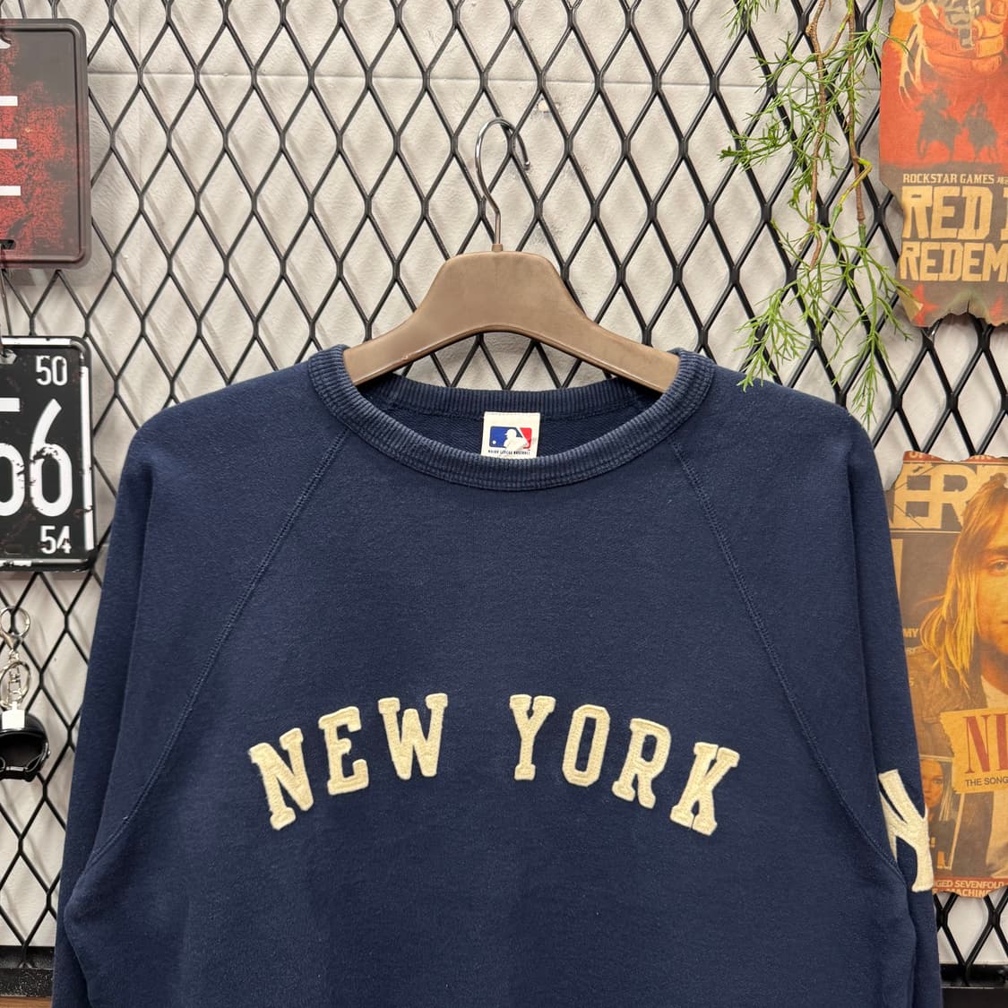 MLB X 양키스 맨투맨 전면 레터링 로고 포인트 네이비 상품이미지3