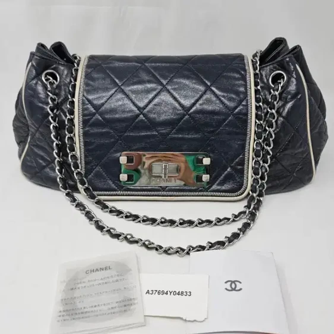 정품 샤넬 아코디언 숄더백정품 샤넬 아코디언 숄더백
블랙 색상에 은장 체 상품이미지4