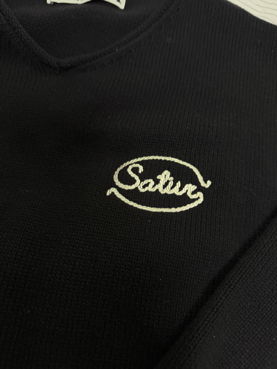 새터 자수 로고 브이넥 니트 2xl 상품이미지3