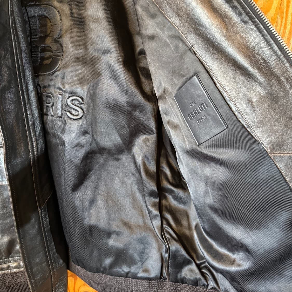 벨루티 파티나 가죽 봄버 자켓 판매 합니다. 상품이미지5