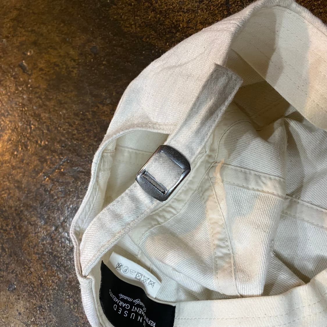 언유즈드 화이트/블랙 배색 볼캡 모자 상품이미지6