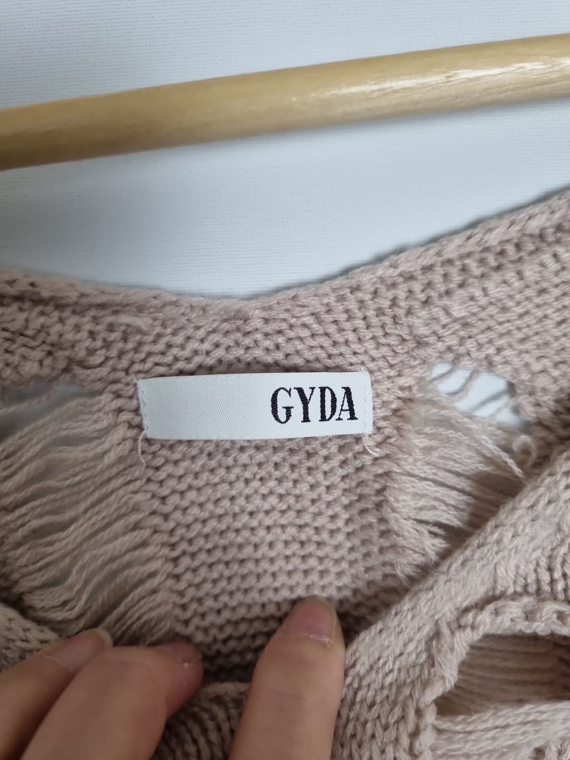 GYDA 베이지 와이드넥 펀칭 니트 상품이미지3