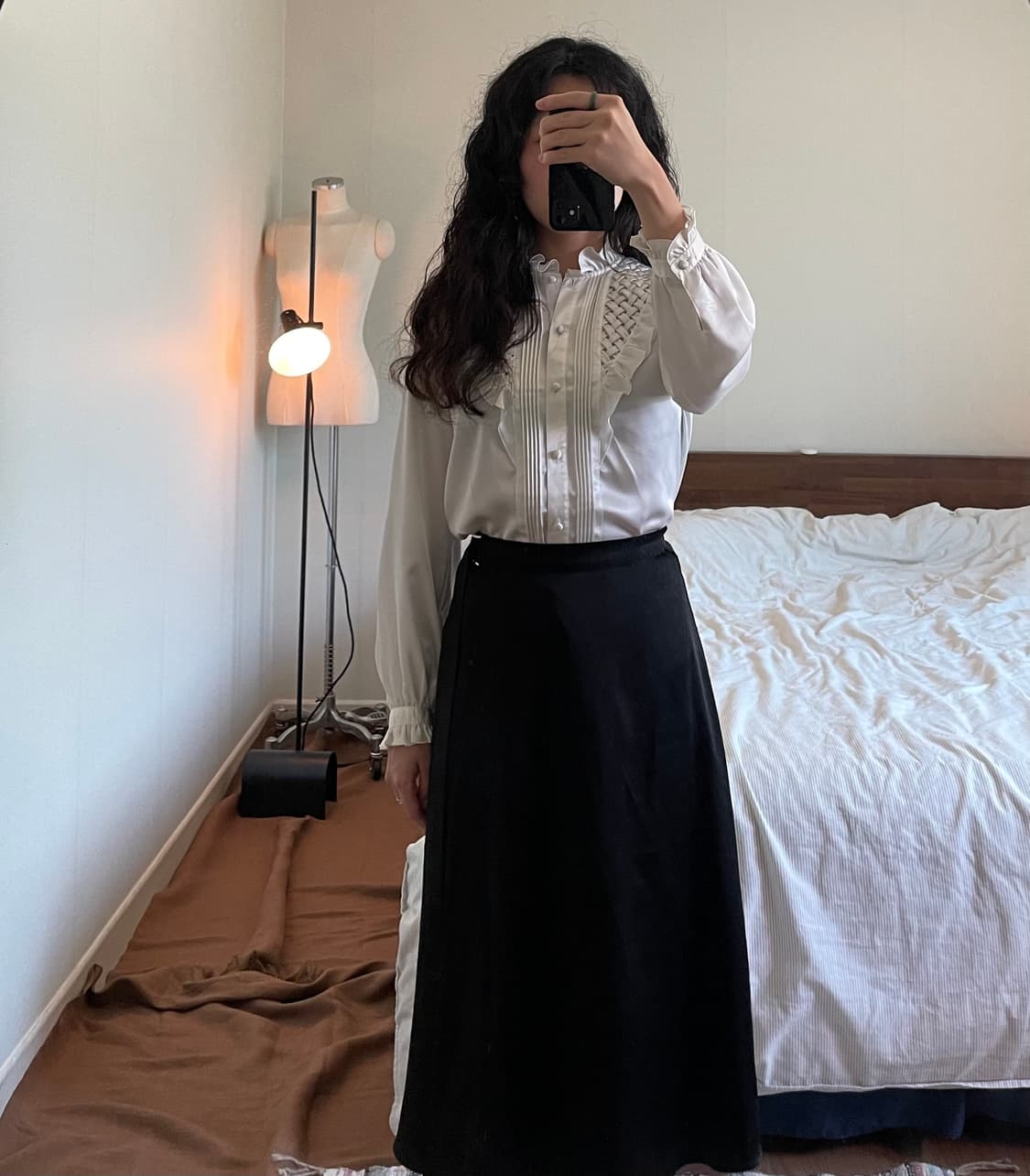 셔링 러플 핀턱 디테일 새틴 블라우스 상품이미지6