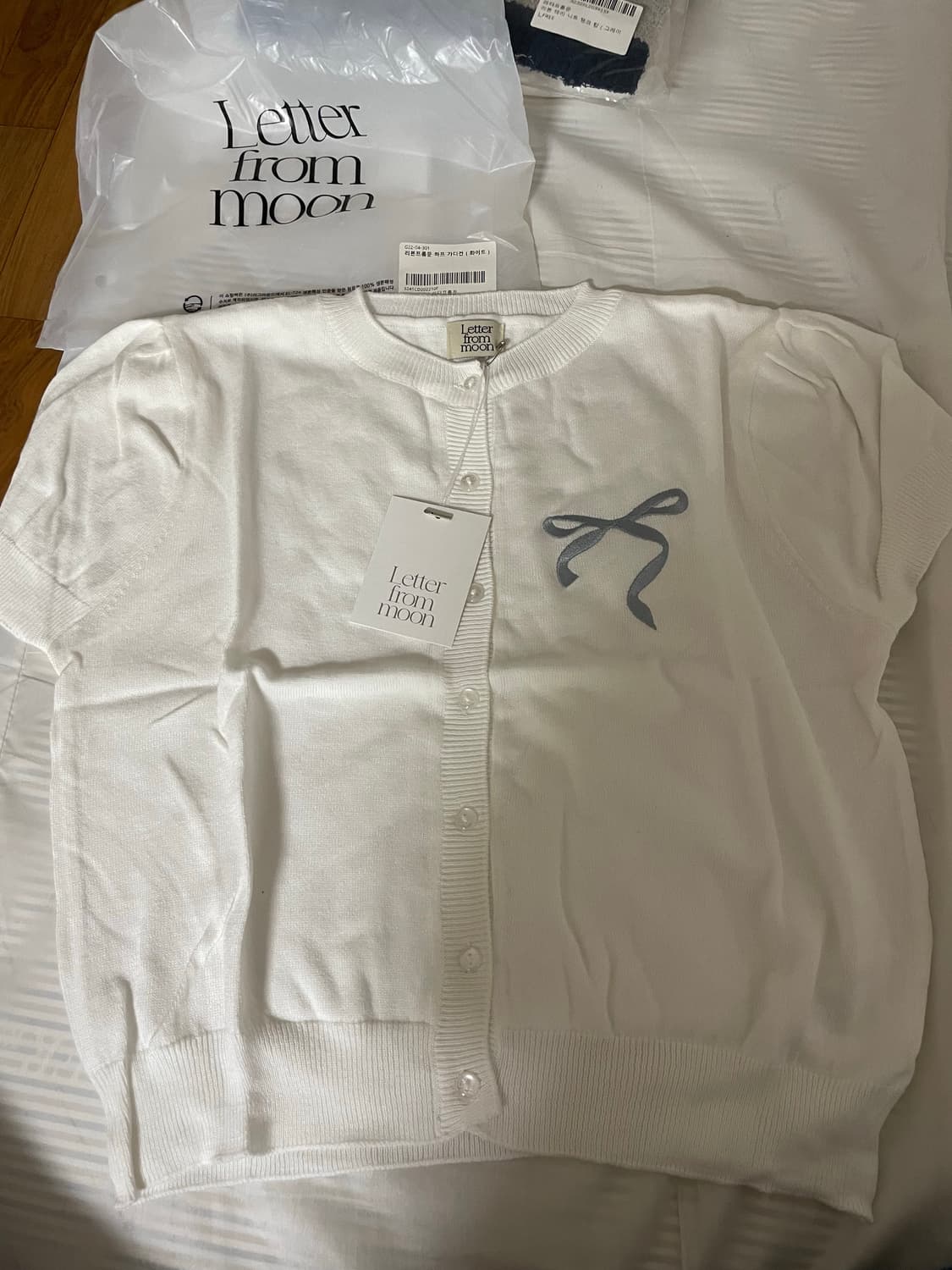 레터프롬문 리본프롬문 하프 가디건 (화이트) 상품이미지4