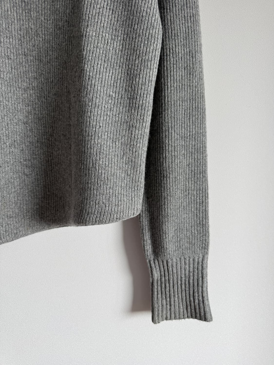 로우클래식(LOW CLASSIC) 비대칭 울 니트 상품이미지4