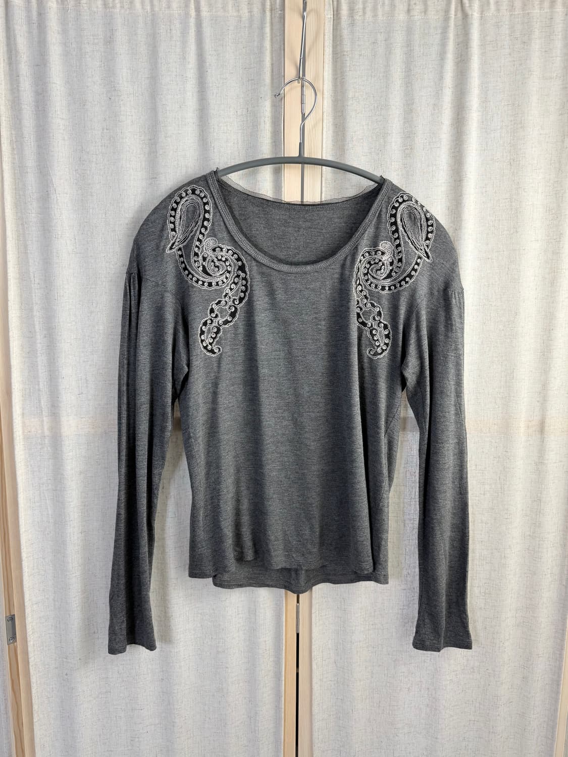 Hiroko Bis 자수 트리밍 실크 롱슬리브 티 상품이미지1