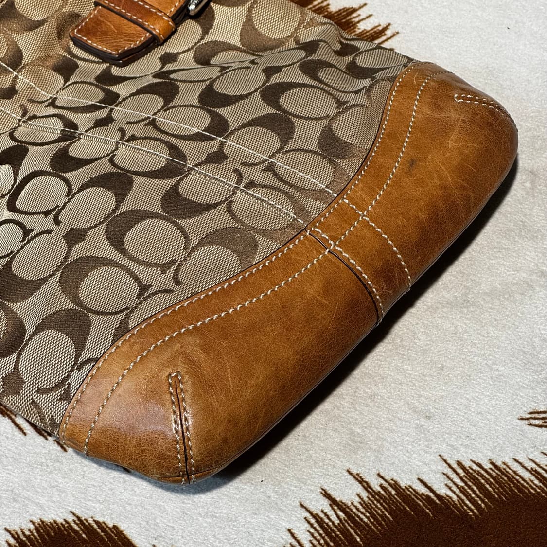 코치 모노그램 레더 숄더백 베이지 y2k 상품이미지6