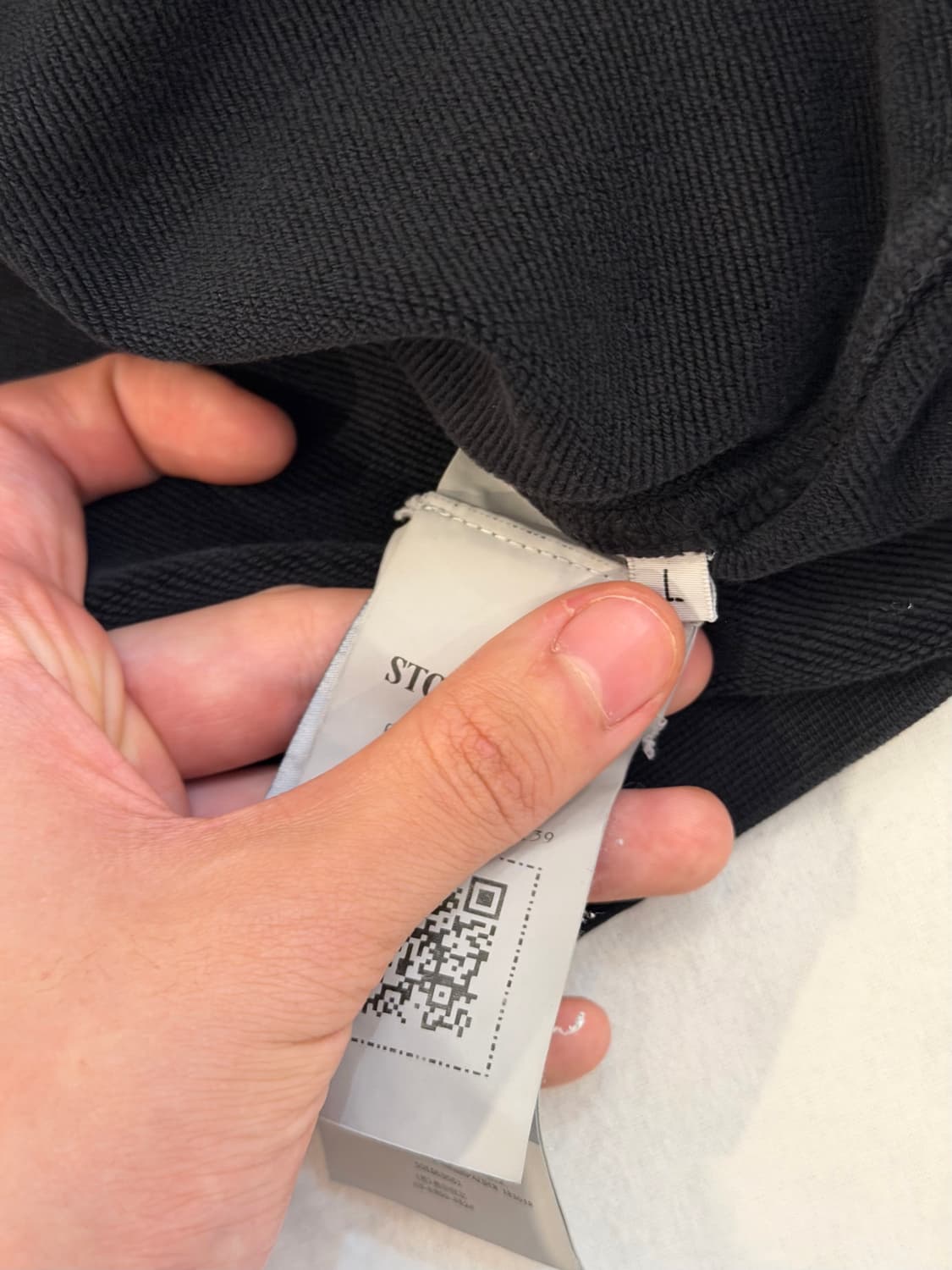 23SS 스톤아일랜드 와펜 맨투맨 블랙 상품이미지5