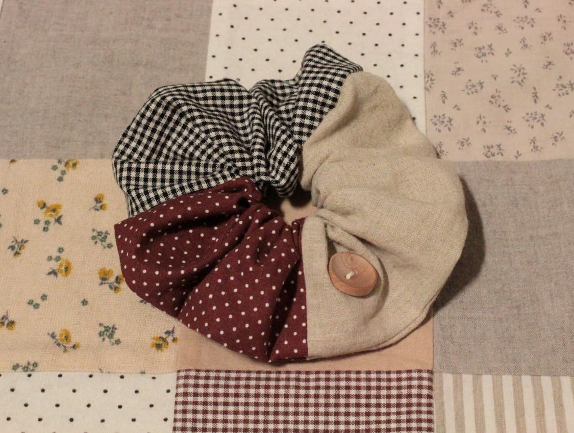 핸드메이드 패치워크 단추 스크런치 상품이미지1