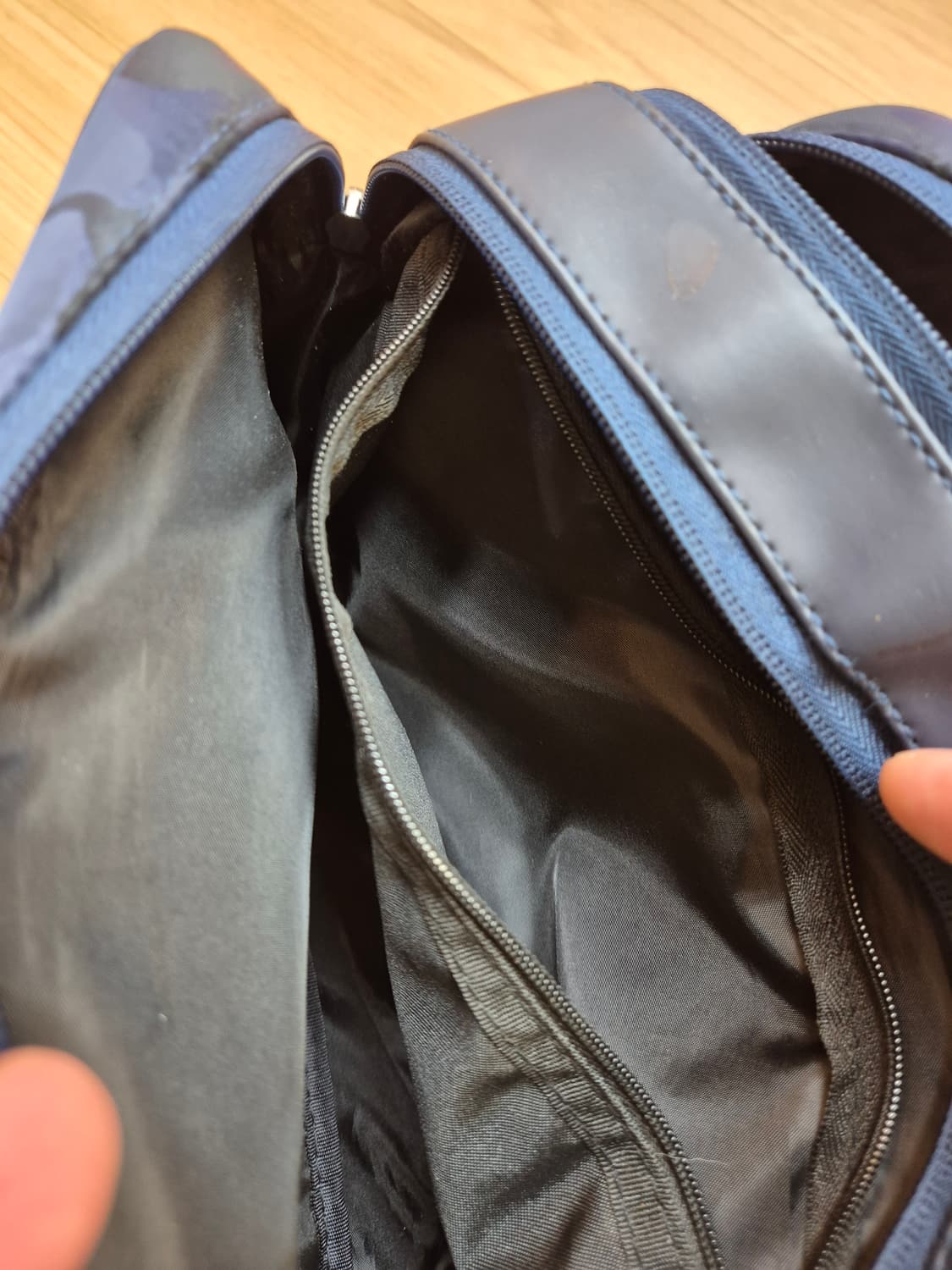PING 골프 파우치 클러치입니다. 네이비 색상에 카모 패턴이 포인트로  상품이미지4