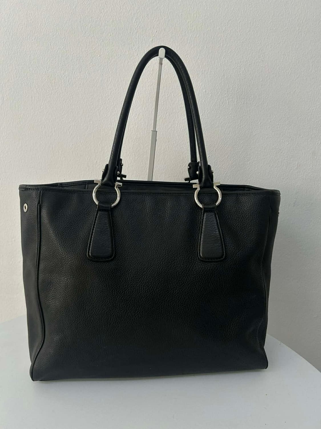 살바토레 페라가모 은장 간치니 가죽 빅 쇼퍼백 미니멀 토트 상품이미지1