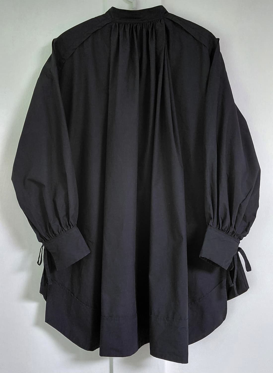 [정품] OMNES Supremo 밴드칼라 볼륨 소매 셔츠 원피스-블랙 상품이미지8