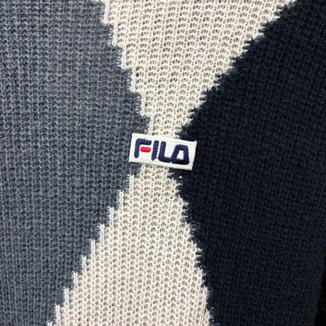 휠라 라운드넥 긴팔 니트 기하학 컬러 블록 패턴 로고 패치 디테일 블랙 상품이미지6