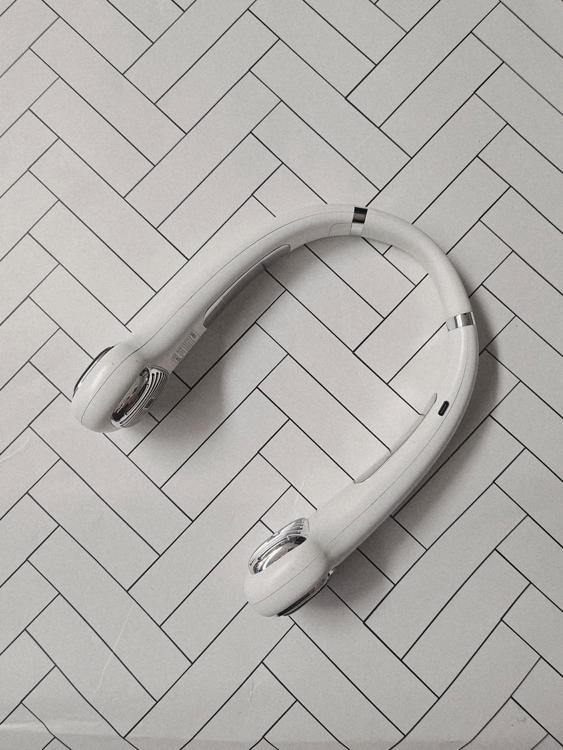 (거의새것)날개없는 넥밴드 선풍기 화이트 호주여행 필수템! 상품이미지4