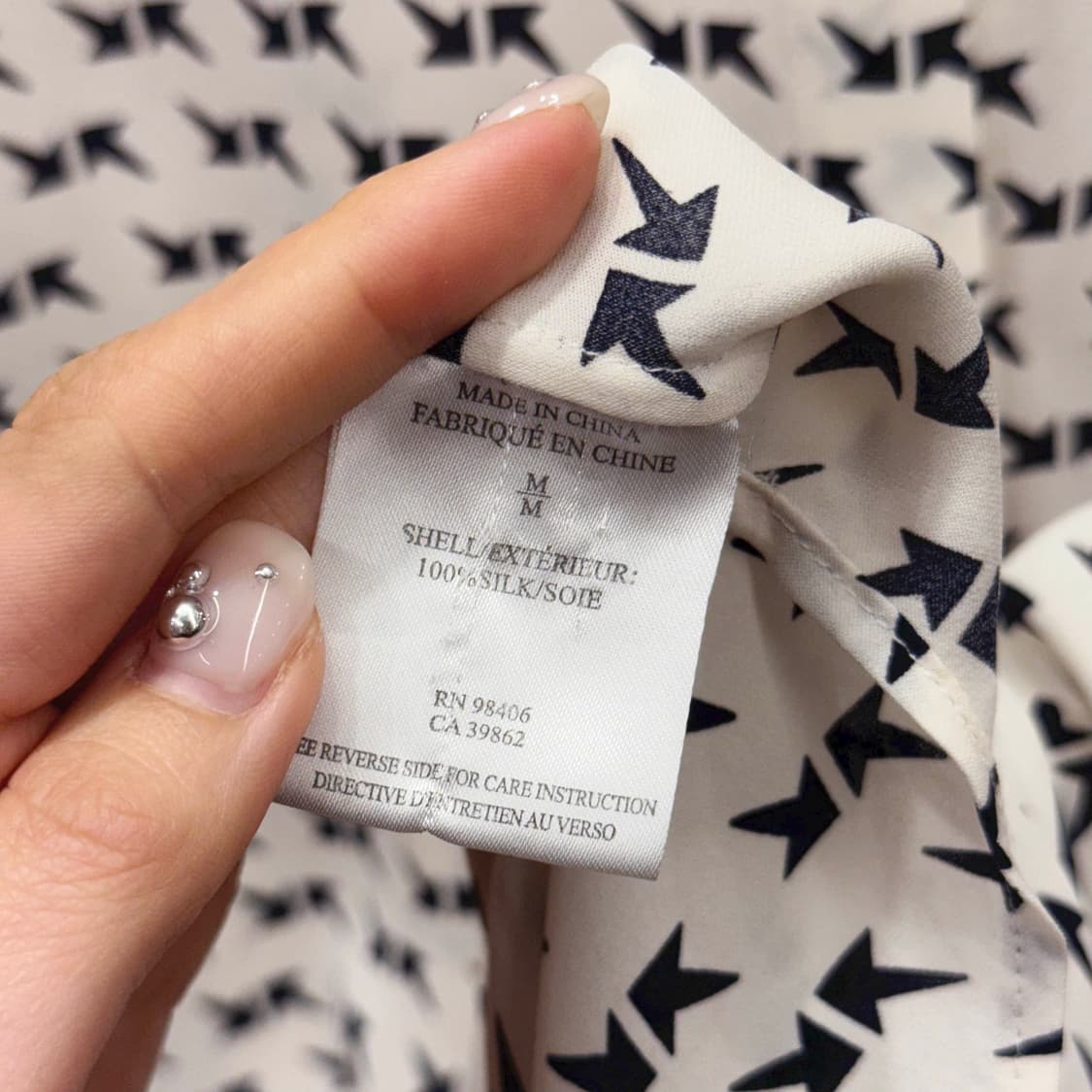 띠어리 실크 셔츠 블랙 패턴 프린트 버튼업 미니멀 아이보리 상품이미지8