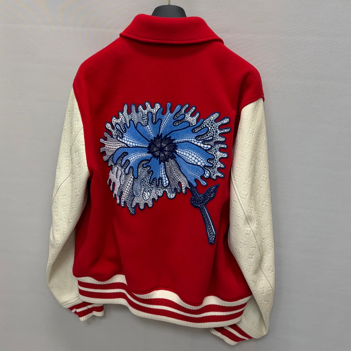 루이비통 x 야요이 쿠사마 싸이키델릭 플라워 자수 바시티 블루종 자켓 상품이미지5