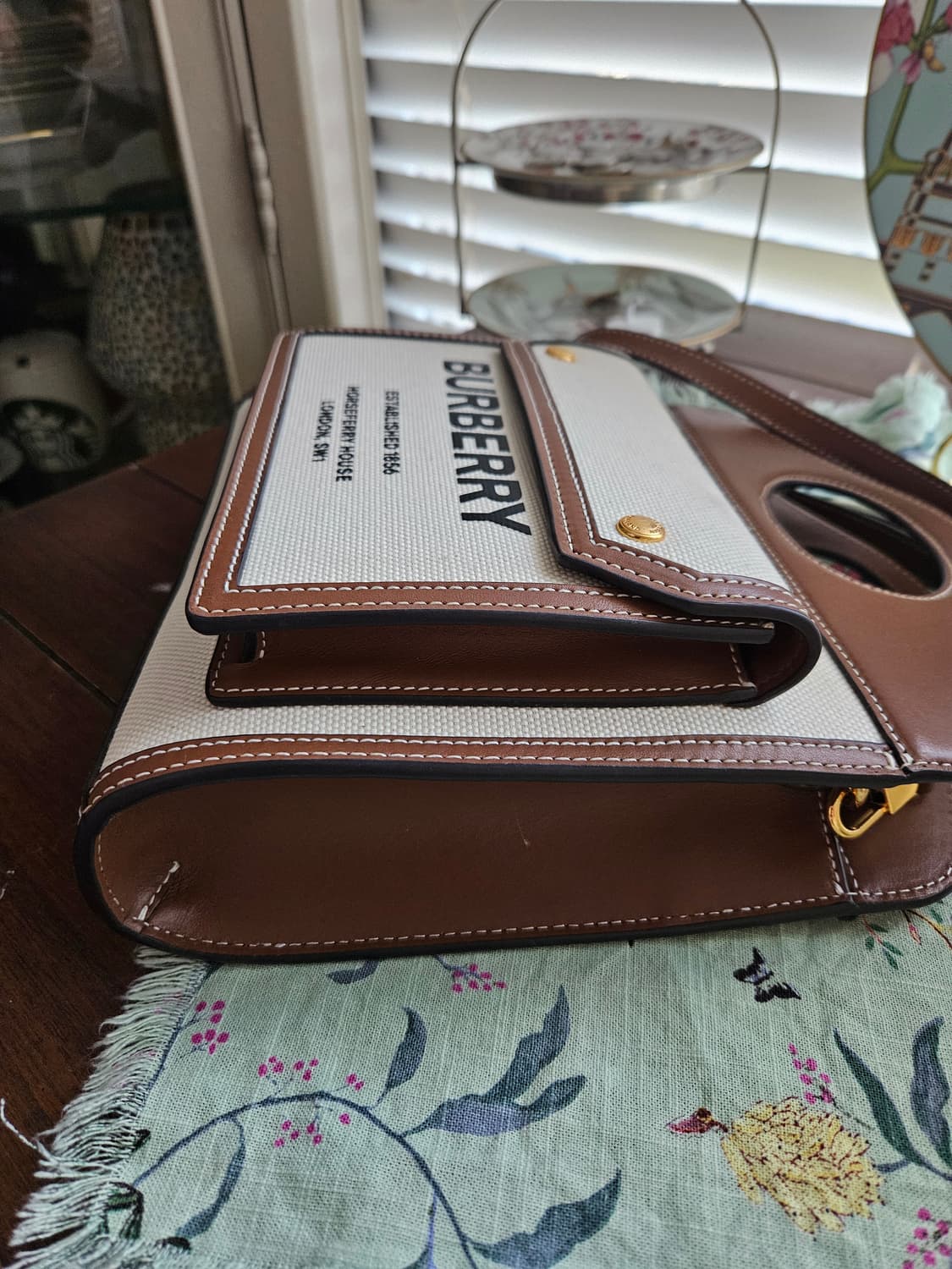 버버리 투톤 미니 캔버스 레더 토드겸 숄더백 상품이미지7