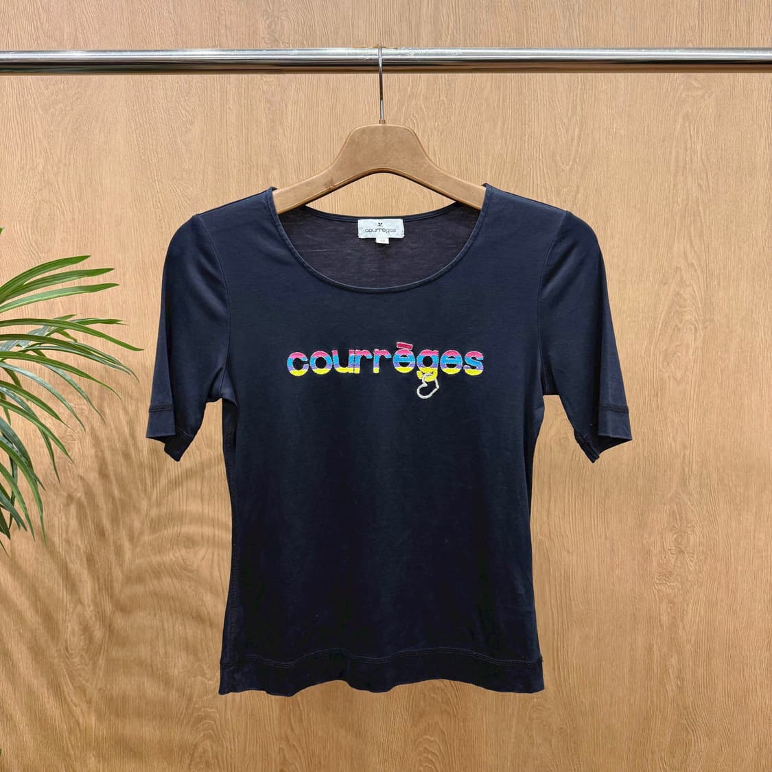 꾸레쥬 반팔 티셔츠 멀티컬러 로고 자수 디테일 슬림핏 블랙 상품이미지1