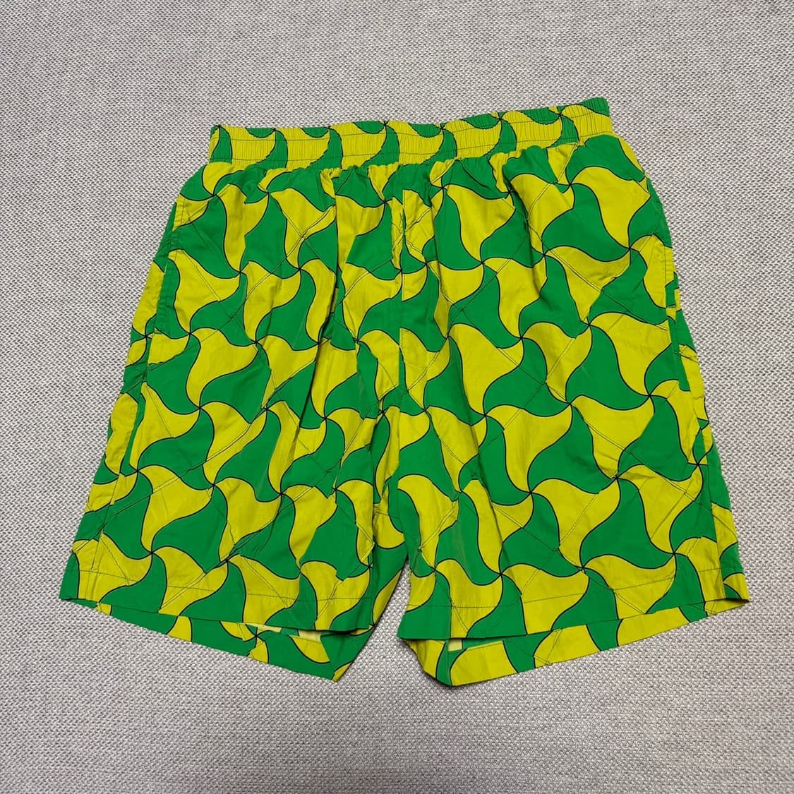 보테가 베네타 웨이비 트라이앵글 패턴 퀼팅 스윔팬츠 상품이미지1