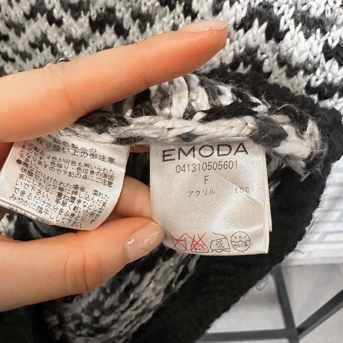 JPN VINTAGE 롱 니트 헤링본 패턴 라운드넥 디테일 화이트 블랙 상품이미지6