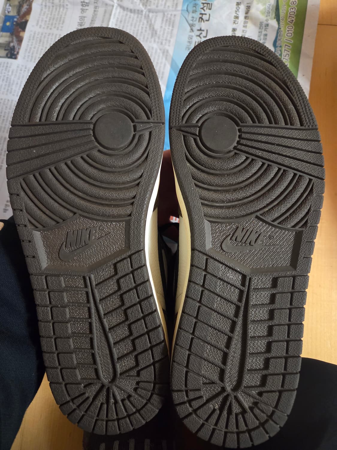 에어 조던 1 레트로 하이 OG 트래비스 스캇 상품이미지8