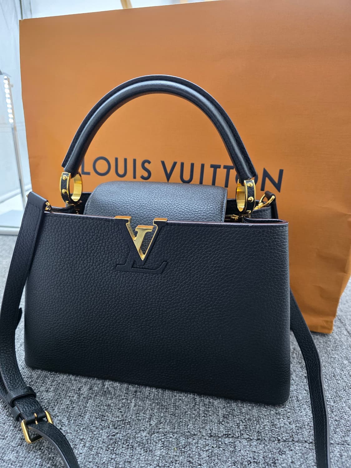 [정품]  루이비통 카퓌신  MM  금장LV 블랙 상품이미지3