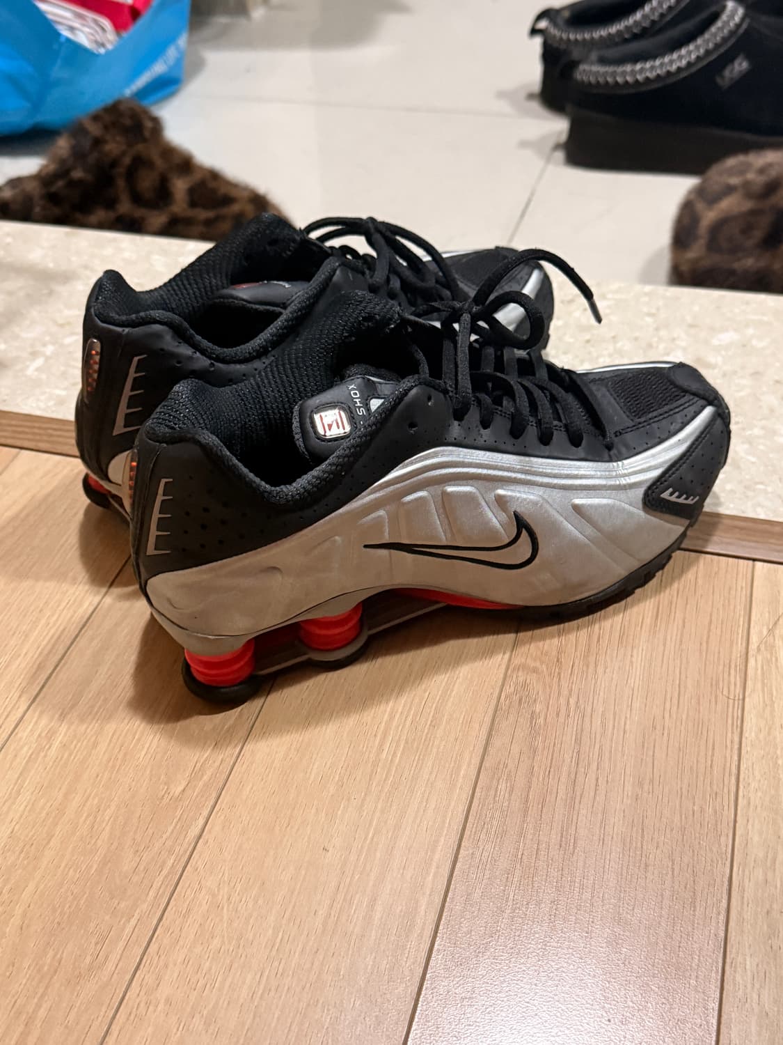 나이키 샥스 R4 실버 레드 240 상품이미지3