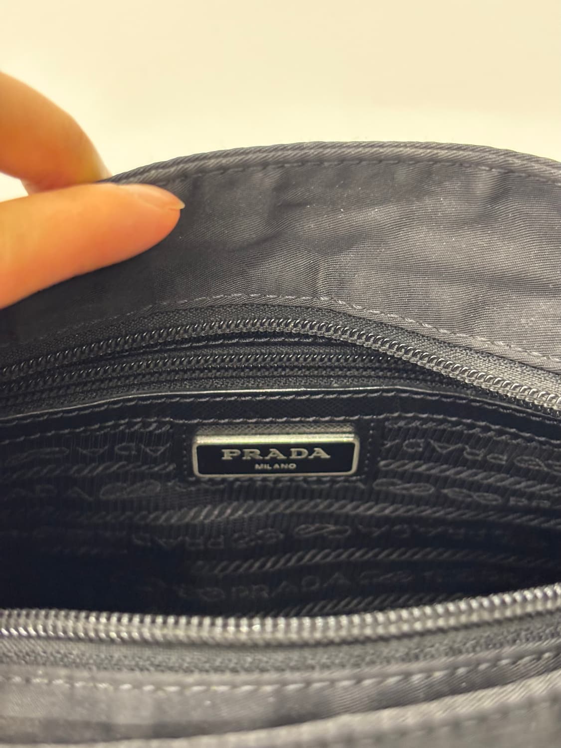 Prada 프라다 삼각로고 나일론 메신저백 상품이미지8