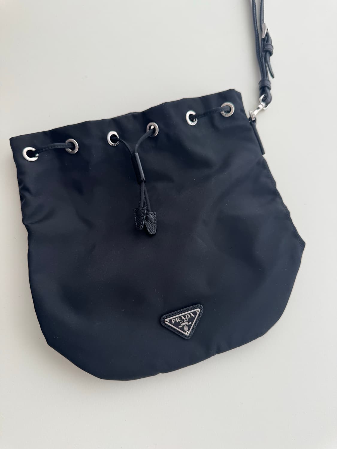 프라다 나일론 버킷 파우치 상품이미지1