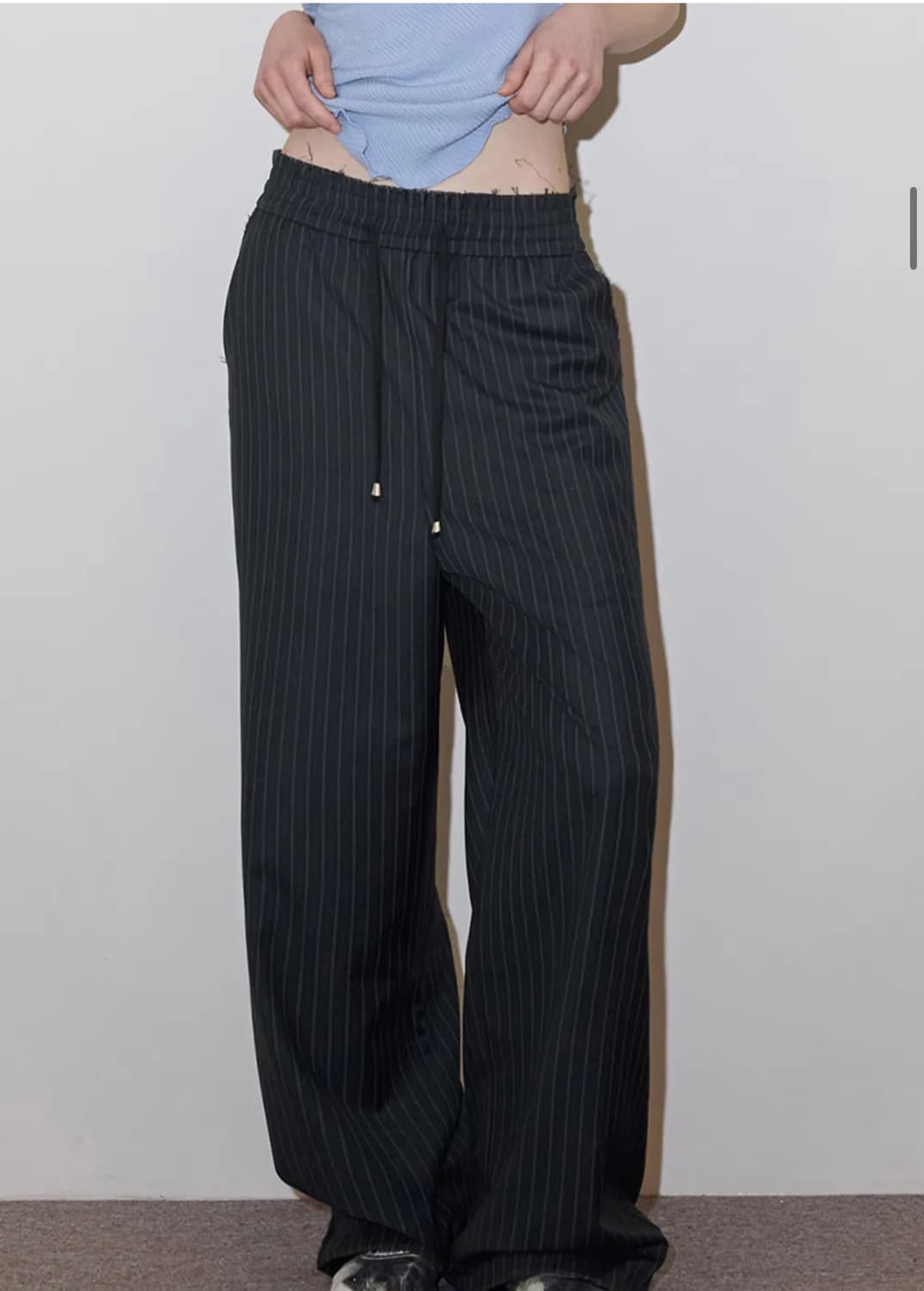 폴리수엠 PINSTRIPE EFFORTLESS PANTS black 상품이미지1