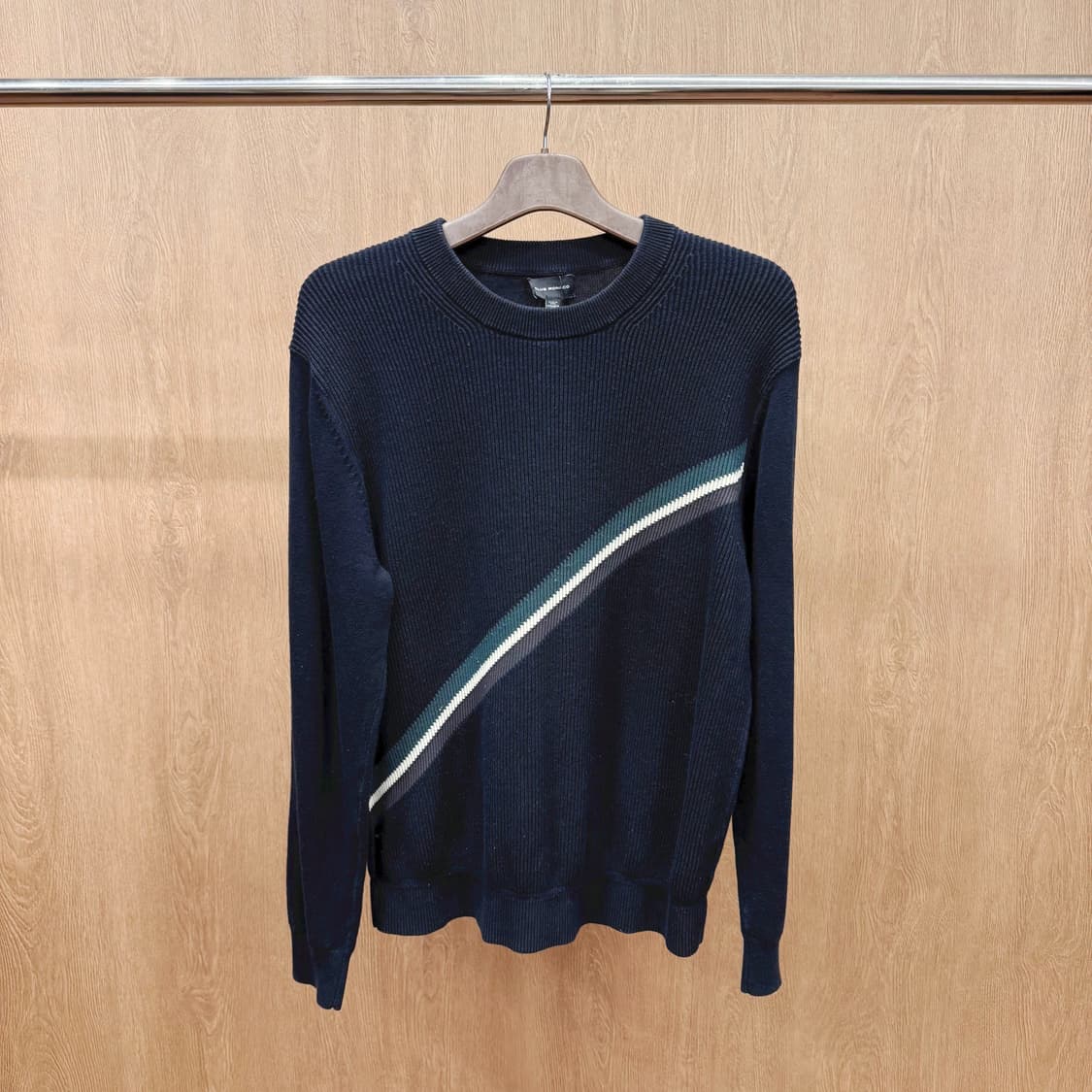 클럽 모나코 라운드넥 긴팔 골지 조직 배색 사선 라인 디테일 블랙 상품이미지2