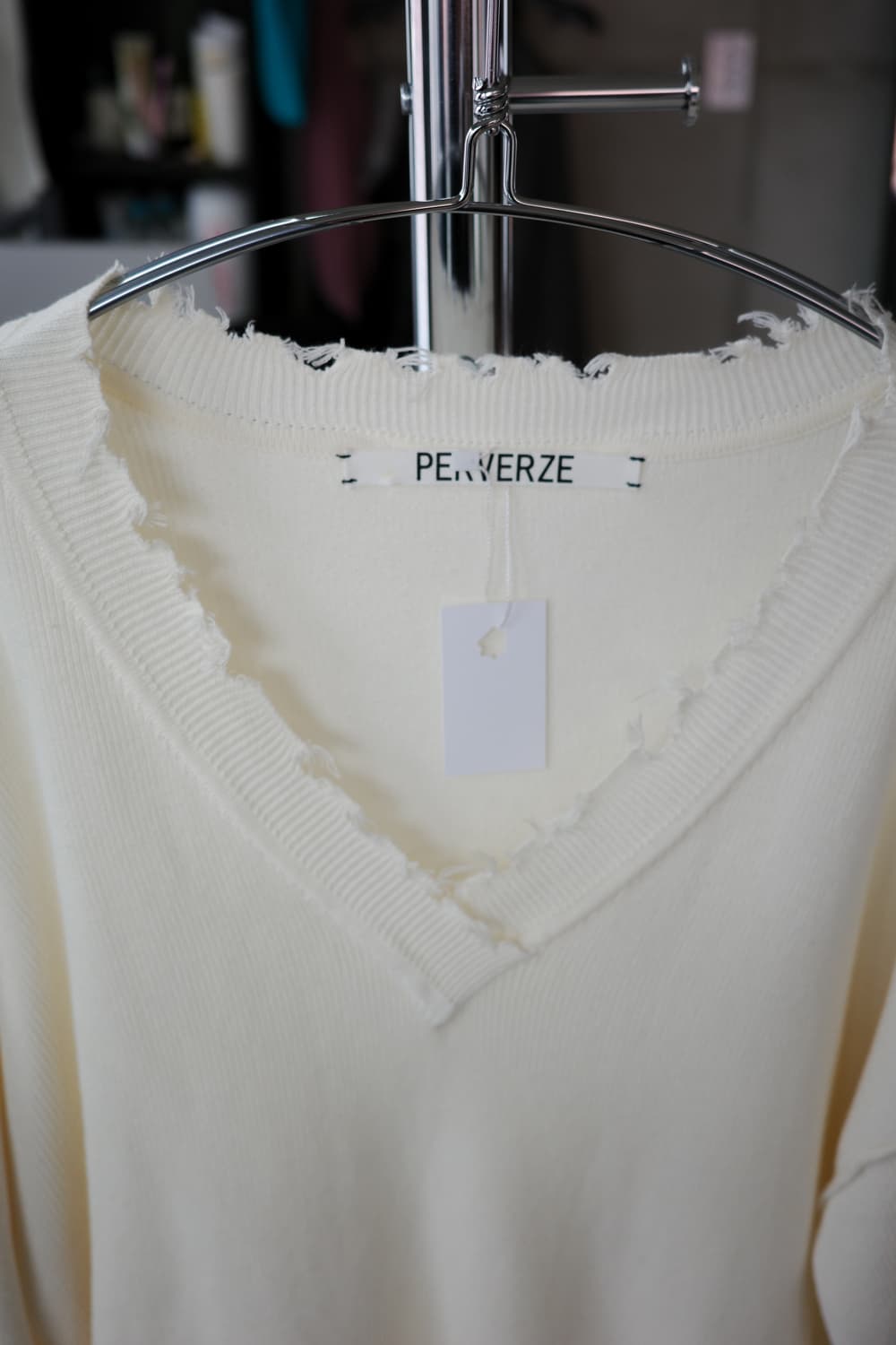 Perverze 퍼버즈  브이넥 데미지 니트 상품이미지3