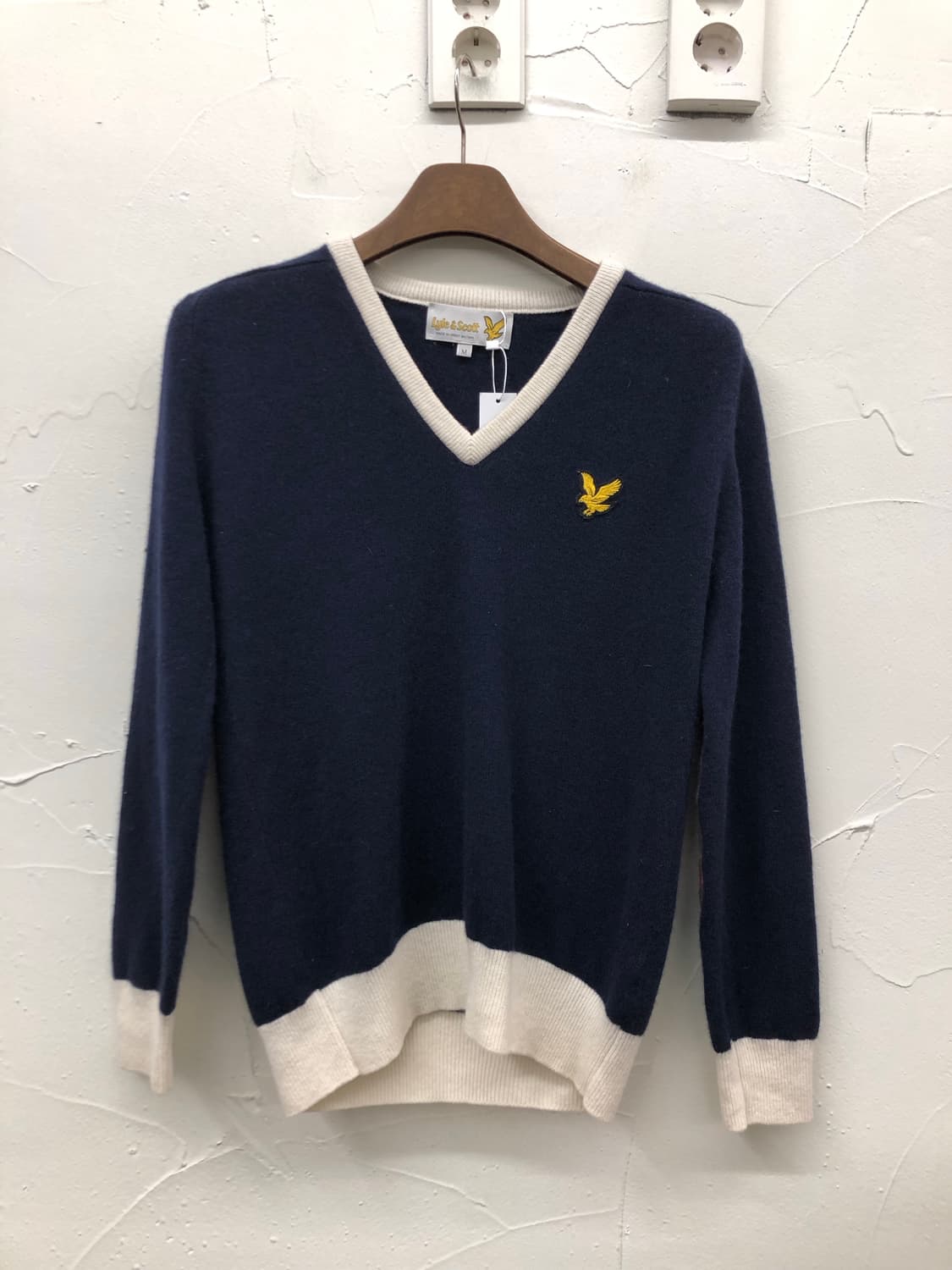 영국 생산 브이넥 니트 상품이미지1