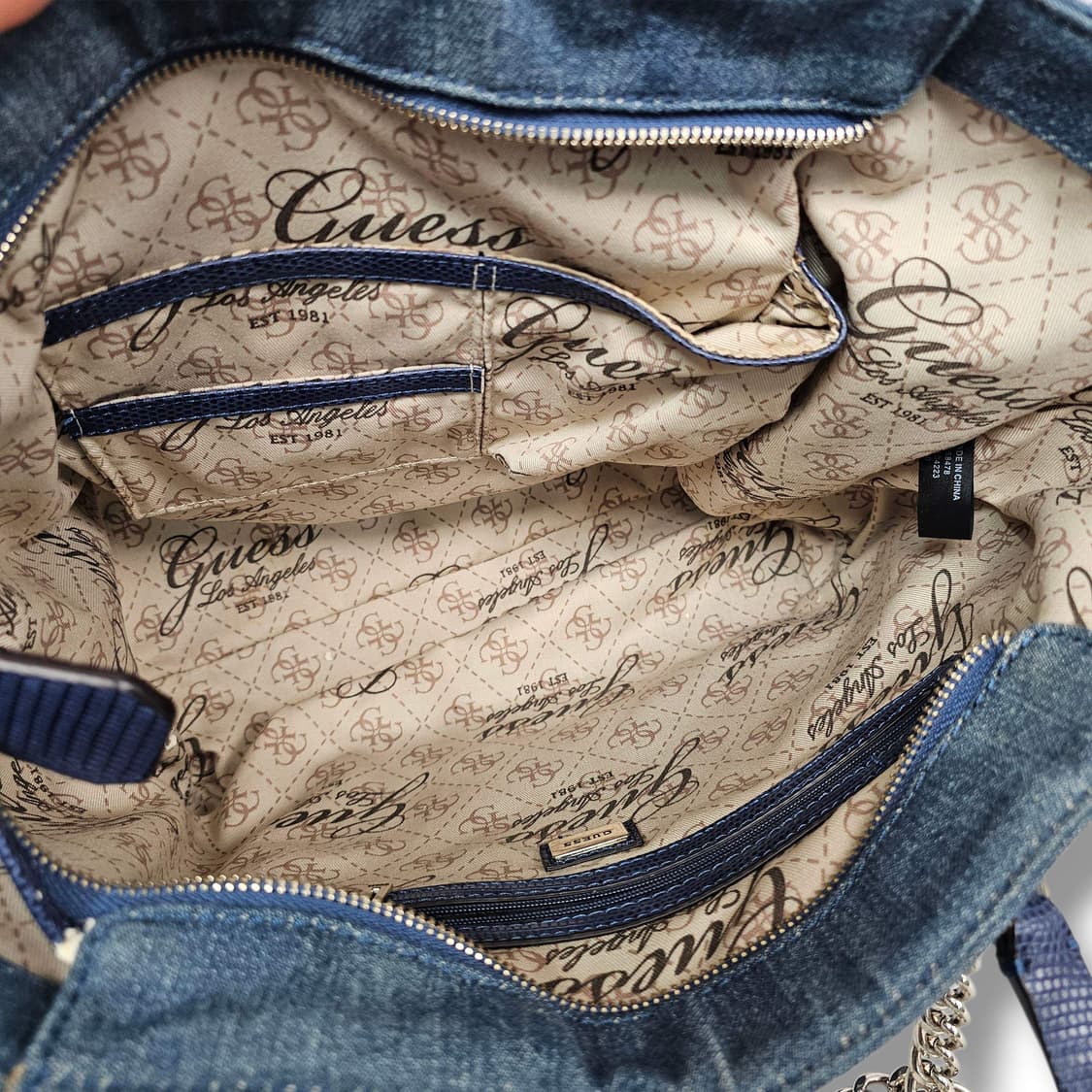 GUESS 게스 니키 체인 데님 토트백 상품이미지7