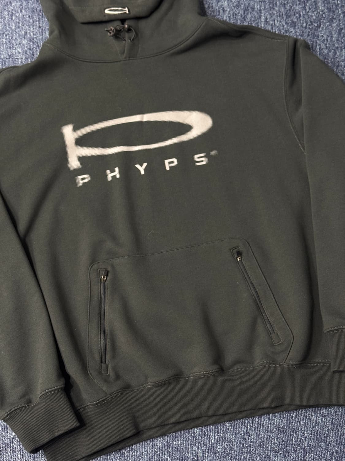 [XL] 피지컬디파트먼트 로고 후드 다크차콜 상품이미지3